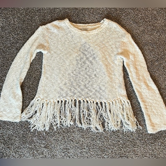 American Eagle Outfitters Sweaters - American Eagle Outfitters women’s white fringed sweater size medium